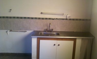 Chalet en ALQUILER de un dormitorio a 5 cuadras de estación Glew, sobrecalle de tierra.-