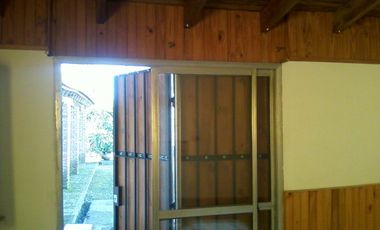 Chalet en ALQUILER de un dormitorio a 5 cuadras de estación Glew, sobrecalle de tierra.-