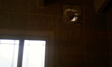 Chalet en ALQUILER de un dormitorio a 5 cuadras de estación Glew, sobrecalle de tierra.-