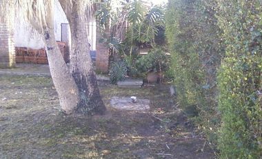 Chalet en ALQUILER de un dormitorio a 5 cuadras de estación Glew, sobrecalle de tierra.-