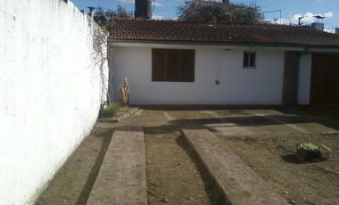 Chalet en ALQUILER de un dormitorio a 5 cuadras de estación Glew, sobrecalle de tierra.-