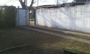 Chalet en ALQUILER de un dormitorio a 5 cuadras de estación Glew, sobrecalle de tierra.-
