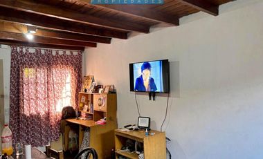 OPORTUNIDAD. PH COMPUESTO POR DOS DEPARTAMENTOS DE 2 AMBIENTES CADA UNO- ISIDRO CASANOVA