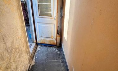 OPORTUNIDAD. PH COMPUESTO POR DOS DEPARTAMENTOS DE 2 AMBIENTES CADA UNO- ISIDRO CASANOVA