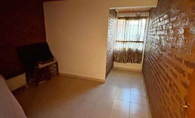 OPORTUNIDAD. PH COMPUESTO POR DOS DEPARTAMENTOS DE 2 AMBIENTES CADA UNO- ISIDRO CASANOVA