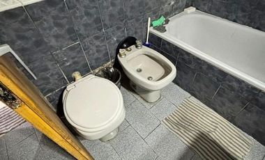 OPORTUNIDAD. PH COMPUESTO POR DOS DEPARTAMENTOS DE 2 AMBIENTES CADA UNO- ISIDRO CASANOVA