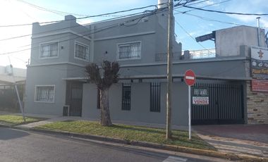 casa ph 4 ambientes con un local con 2 baños se vende todo en block