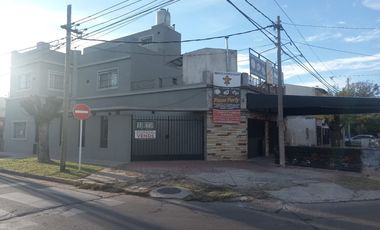casa ph 4 ambientes con un local con 2 baños se vende todo en block