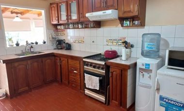 Linda casa en venta con dos dormitorios, parque, parrilla y  piscinaLomas de Zamora