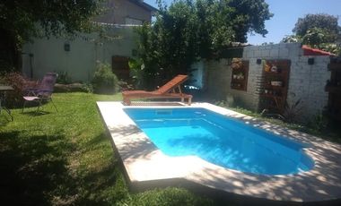 Linda casa en venta con dos dormitorios, parque, parrilla y  piscinaLomas de Zamora