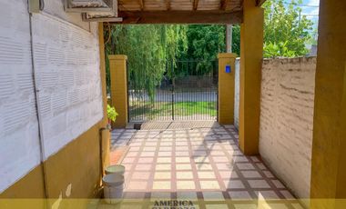 CASA AMPLIA EN PASO DEL REY PERMUTA DEPTO MERLO