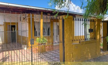 CASA AMPLIA EN PASO DEL REY PERMUTA DEPTO MERLO