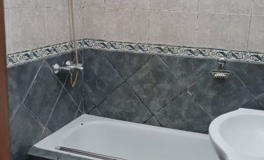 CHALET DE 3 AMBIENTES  CON GARAGE CUBIERTO PARA 3 AUTOS Y FONDO LIBRECON PARRILLA
