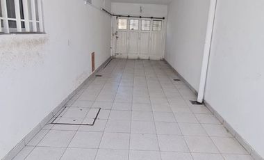 CHALET DE 3 AMBIENTES  CON GARAGE CUBIERTO PARA 3 AUTOS Y FONDO LIBRECON PARRILLA