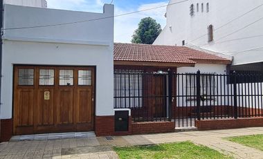 CHALET DE 3 AMBIENTES  CON GARAGE CUBIERTO PARA 3 AUTOS Y FONDO LIBRECON PARRILLA