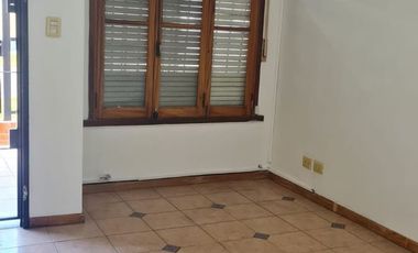 CHALET DE 3 AMBIENTES  CON GARAGE CUBIERTO PARA 3 AUTOS Y FONDO LIBRECON PARRILLA