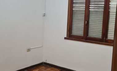 CHALET DE 3 AMBIENTES  CON GARAGE CUBIERTO PARA 3 AUTOS Y FONDO LIBRECON PARRILLA