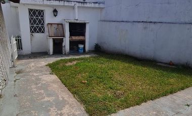 CHALET DE 3 AMBIENTES  CON GARAGE CUBIERTO PARA 3 AUTOS Y FONDO LIBRECON PARRILLA