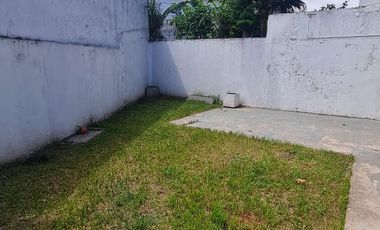 CHALET DE 3 AMBIENTES  CON GARAGE CUBIERTO PARA 3 AUTOS Y FONDO LIBRECON PARRILLA