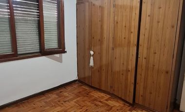 CHALET DE 3 AMBIENTES  CON GARAGE CUBIERTO PARA 3 AUTOS Y FONDO LIBRECON PARRILLA