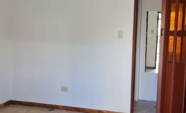 CHALET DE 3 AMBIENTES  CON GARAGE CUBIERTO PARA 3 AUTOS Y FONDO LIBRECON PARRILLA