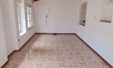 CHALET DE 3 AMBIENTES  CON GARAGE CUBIERTO PARA 3 AUTOS Y FONDO LIBRECON PARRILLA