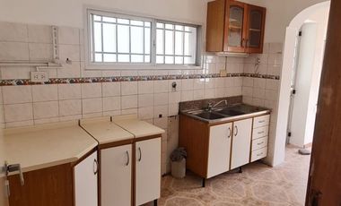 CHALET DE 3 AMBIENTES  CON GARAGE CUBIERTO PARA 3 AUTOS Y FONDO LIBRECON PARRILLA