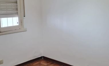 CHALET DE 3 AMBIENTES  CON GARAGE CUBIERTO PARA 3 AUTOS Y FONDO LIBRECON PARRILLA