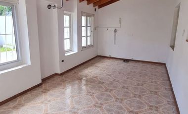 CHALET DE 3 AMBIENTES  CON GARAGE CUBIERTO PARA 3 AUTOS Y FONDO LIBRECON PARRILLA
