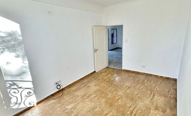 Excelente PH de 3 ambientes con cochera. Morón centro