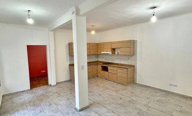 Excelente PH de 3 ambientes con cochera. Morón centro