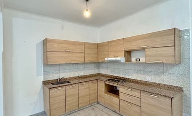 Excelente PH de 3 ambientes con cochera. Morón centro