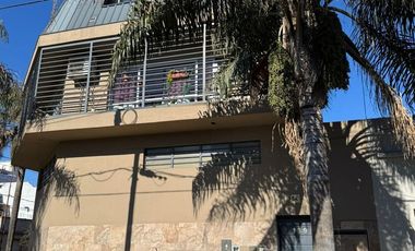 Departamento 2 ambientes amplio en primer piso con balcón al frente. SinExpensas. Villa Luzuriaga