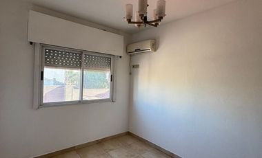 Departamento 2 ambientes amplio en primer piso con balcón al frente. SinExpensas. Villa Luzuriaga