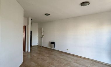 Departamento 2 ambientes amplio en primer piso con balcón al frente. SinExpensas. Villa Luzuriaga