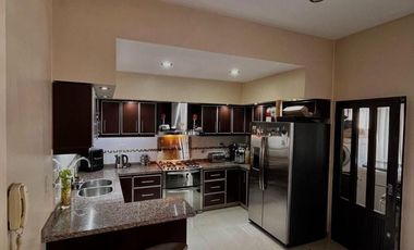 Casa en Lote Propio de 10 X 42 con Piscina y Quincho