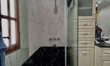 Casa en Lote Propio de 10 X 42 con Piscina y Quincho