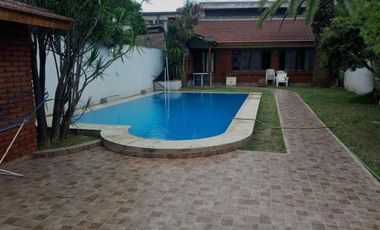 Casa en Lote Propio de 10 X 42 con Piscina y Quincho