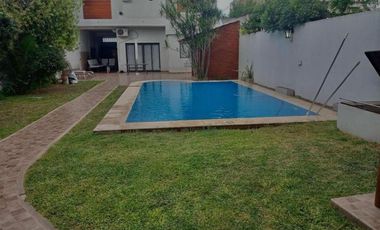 Casa en Lote Propio de 10 X 42 con Piscina y Quincho