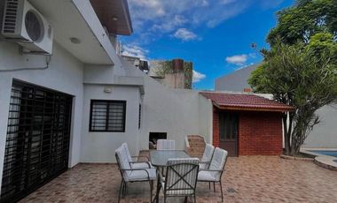 Casa en Lote Propio de 10 X 42 con Piscina y Quincho
