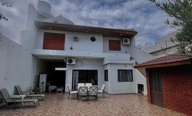 Casa en Lote Propio de 10 X 42 con Piscina y Quincho