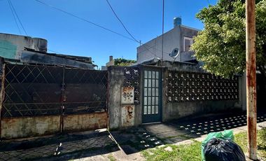 Excelente PH a refaccionar con buen potencial de 3 ambientes. Morón