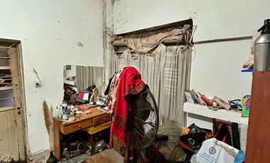 Excelente PH a refaccionar con buen potencial de 3 ambientes. Morón