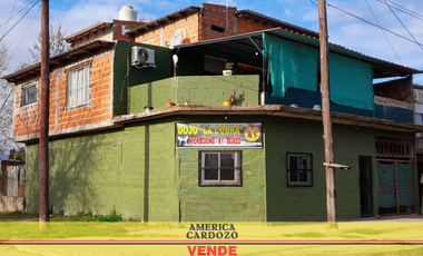 CASA 6 AMBIENTES CON AMPLIO LOCAL EN AV MAGALLANES MORENO