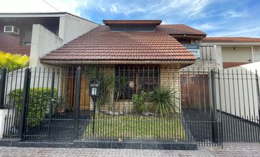 Chalet en Venta a Pasos de Las Lomitas - ¡Ubicación Inmejorable