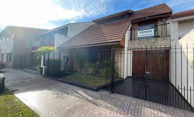 Chalet en Venta a Pasos de Las Lomitas - ¡Ubicación Inmejorable