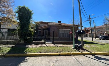Muy bella casa en esquina en Rivadavia 1200, Temperley