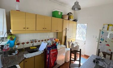 Muy bella casa en esquina en Rivadavia 1200, Temperley