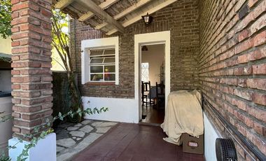 Muy bella casa en esquina en Rivadavia 1200, Temperley