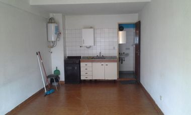 1 ambiente al frente con amplio balcón, primer piso por escalera. A doscuadras de la estación Ciudadela.